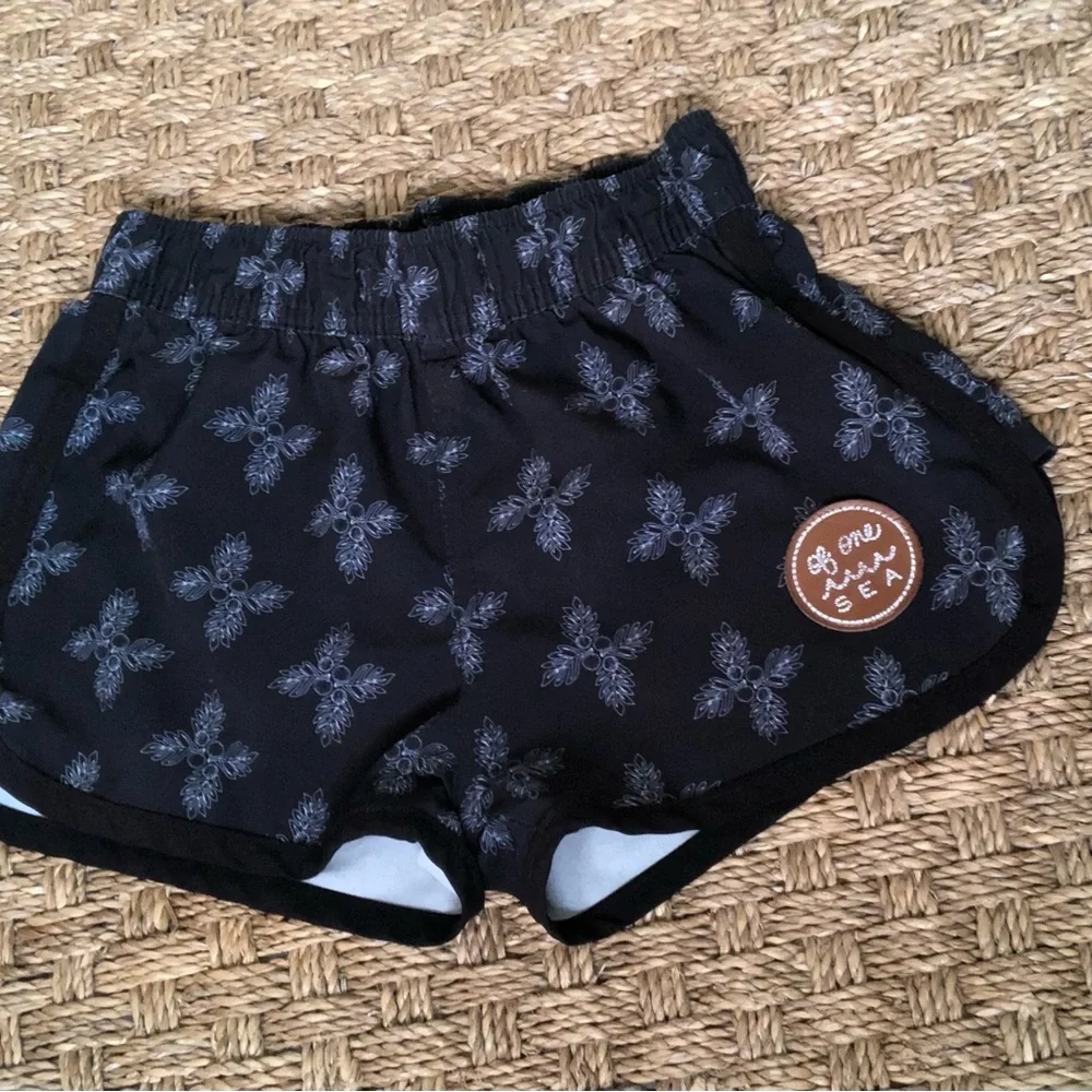 Of One Sea Girl's Board Shorts Black Breadfruit size 5/6